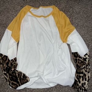 Women’s long sleeve top. 2 available sizes L & XL